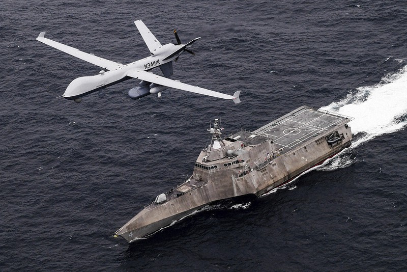 演習で米軍艦艇の上空を飛ぶ無人機=太平洋上で2021年4月21日(米海軍提供・AP)