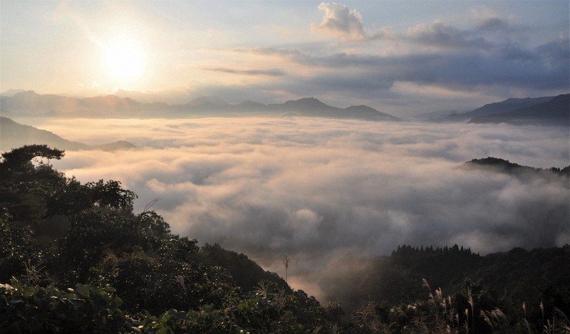 神話の里に秋告げる黄金の雲海 宮崎 高千穂 毎日新聞