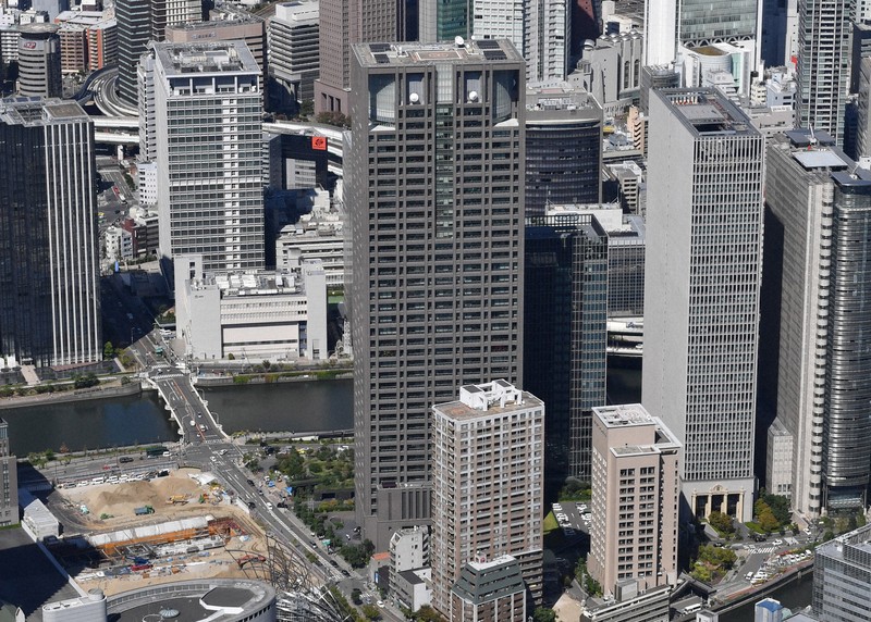 関西電力本店(中央)=大阪市北区で、本社ヘリから木葉健二撮影