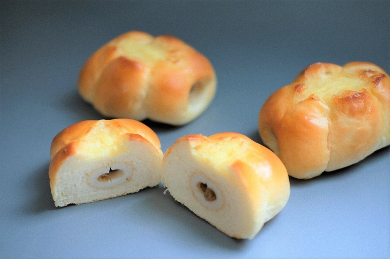 地元のソウルフードを目指す「宇部ちくわサラダパン」=松月堂製パン提供