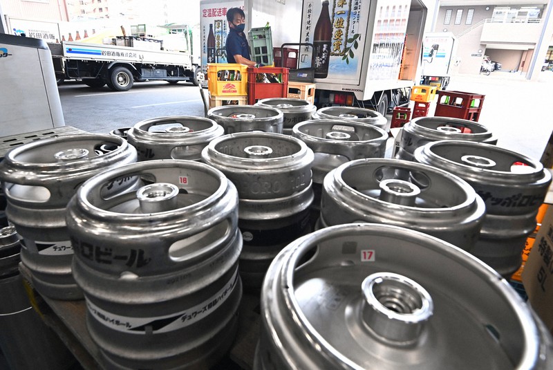緊急事態宣言の解除で酒類の提供が解禁されるのに伴い、ビールや酒の出荷準備に追われる酒販会社=福岡市博多区の岩田酒販で2021年9月30日午後4時21分、徳野仁子撮影