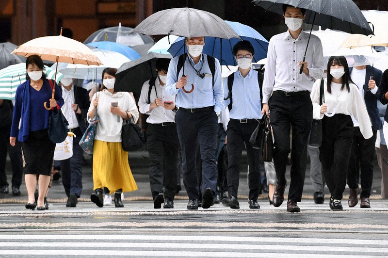 緊急事態宣言解除初日に台風16号が接近し雨が降る中、傘を差して通勤する人たち=JR東京駅前で1日午前8時32分、前田梨里子撮影