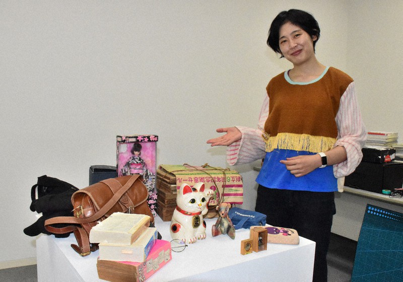 思い出のある品を集めている現代美術作家の内田聖良さん=青森市の青森公立大学国際芸術センター青森で2021年9月24日、平家勇大撮影