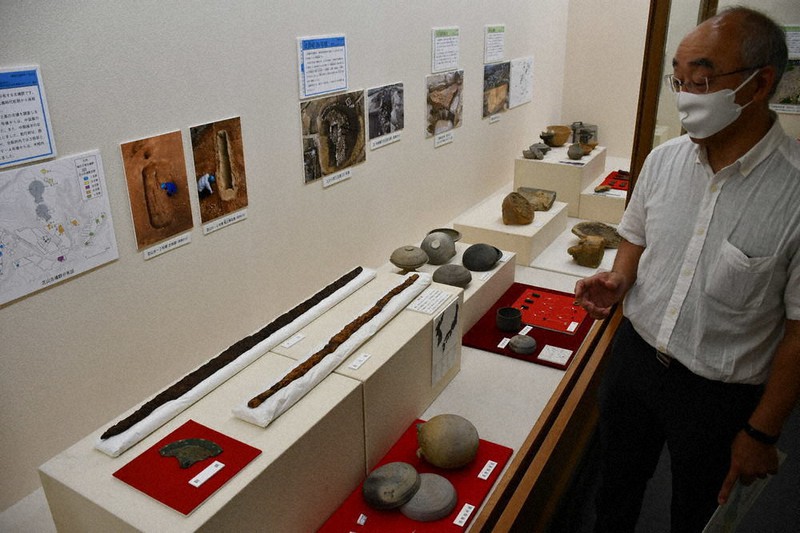 蛇行した形状の剣など芝山古墳群から見つかった遺物=京都府立丹後郷土資料館で、松野和生撮影