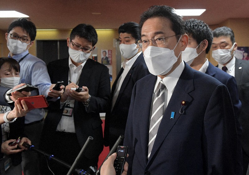 自民党総裁選から一夜明け、記者団の質問に答える岸田文雄総裁=東京都千代田区の同党本部で30日、竹内幹撮影