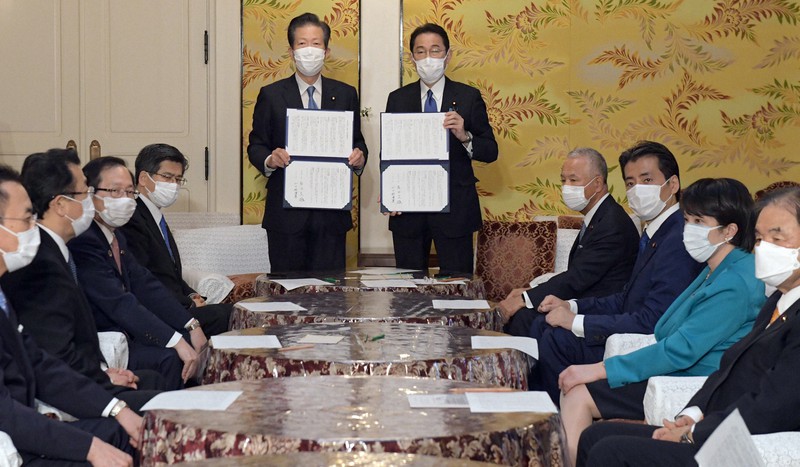 連立政権の合意文書に署名した自民党の岸田文雄総裁(中央右)と公明党の山口那津男代表(同左)=国会内で2021年10月1日午後3時24分、竹内幹撮影