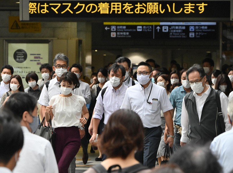 緊急事態宣言が解除され、通勤などでJR大阪駅前を歩く人たち=大阪市北区で2021年10月1日午前8時46分、山田尚弘撮影