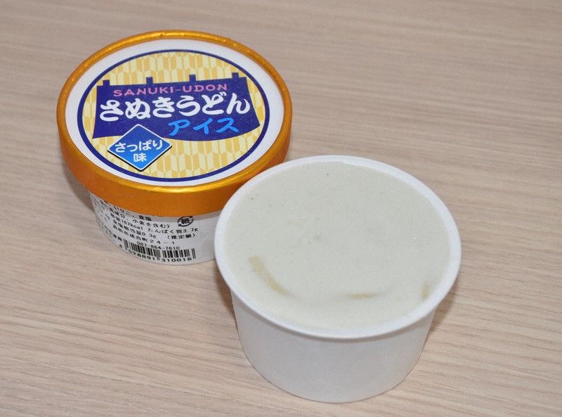 1日から道の駅滝宮で復刻販売されたカップアイス「さぬきうどんアイス」。うどんの麺がそのまま入っている=香川県綾川町滝宮で2021年10月1日午前11時6分、西本紗保美撮影