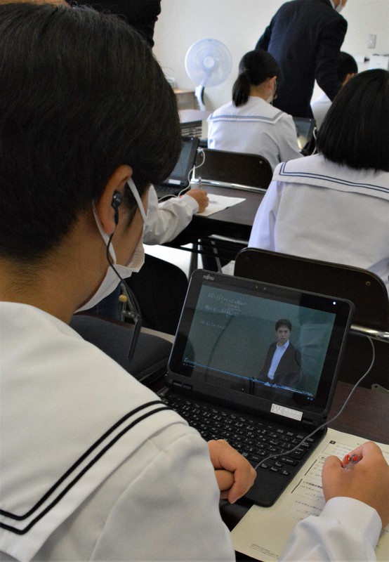 数学の課題についての動画解説を端末で聞く生徒=愛媛県今治市伯方町有津の県立今治西高伯方分校で2021年10月1日、松倉展人撮影