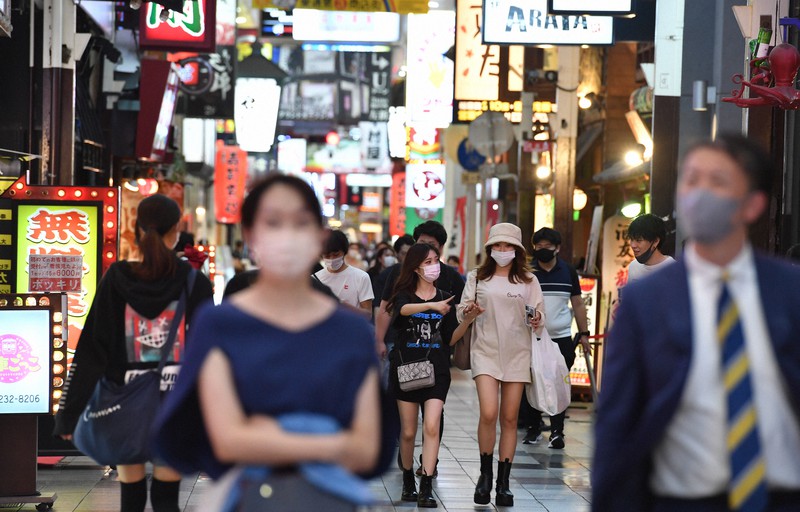 緊急事態宣言が解除され、人通りが多少戻った商店街=大阪市北区で2021年10月1日午後6時12分、望月亮一撮影