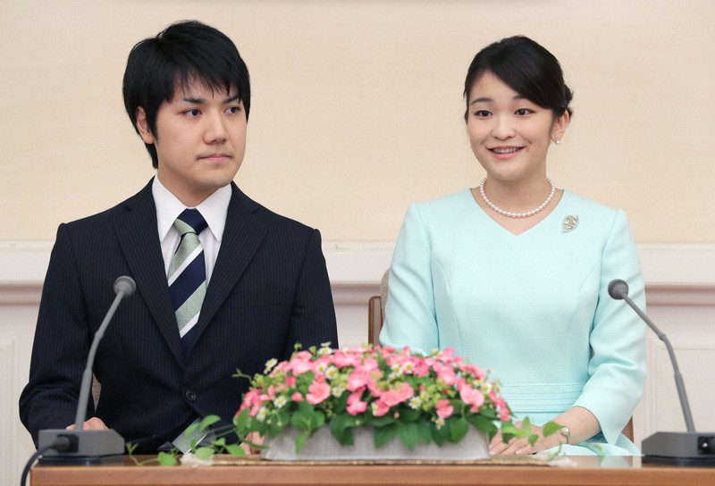 ご婚約が内定し記者会見される、眞子さまと小室圭さん=東京・元赤坂の赤坂東邸で2017年9月3日(代表撮影)