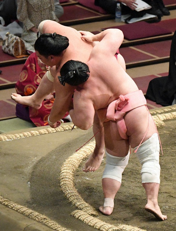 大相撲秋場所5日目、大栄翔を背中側から持ち上げ、送りつりだしで破った宇良=宮本明登撮影