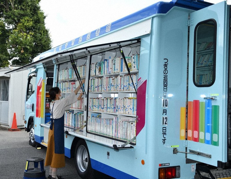 児童書3000冊を搭載できる移動図書館車=千葉県我孫子市で2021年9月30日、橋本利昭撮影