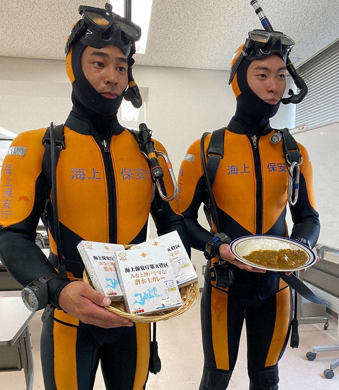 潜水士カレーを紹介する第5管区海上保安本部の潜水士ら=同本部提供