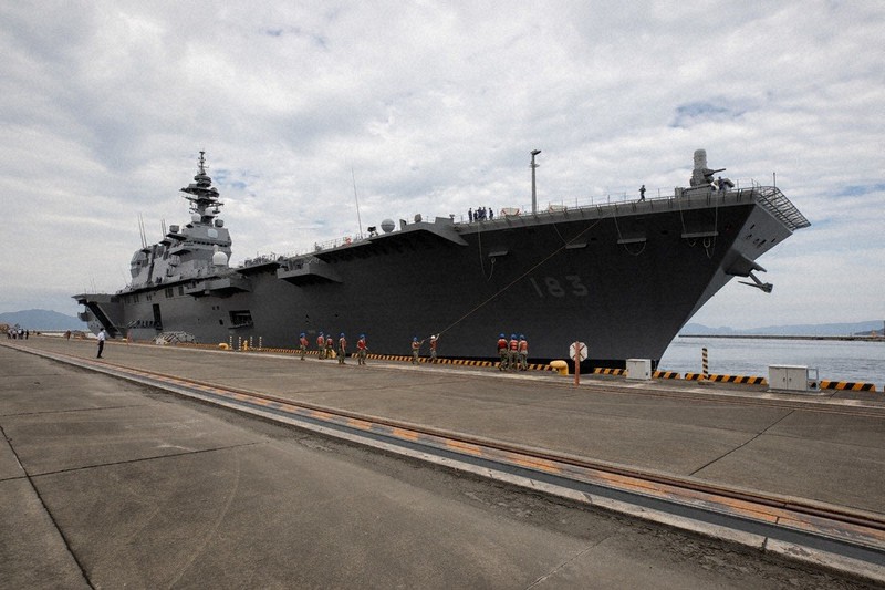 空母化推進 護衛艦いずも 岩国に入港 米軍機で発着艦試験へ 山口 毎日新聞