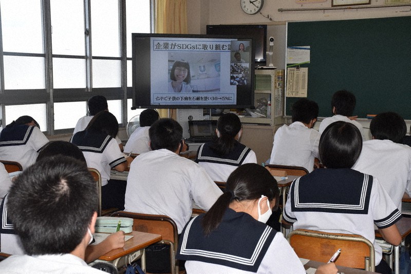 ビデオ会議システムでSDGsの授業を聞く高松市立香東中3年1組の生徒=香川県高松市円座町で、西本紗保美撮影