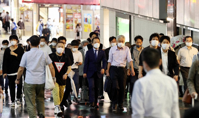 緊急事態宣言が解除された初日の帰宅時間を迎え、駅へと向かう人たち=東京都新宿区で2021年10月1日午後5時41分、幾島健太郎撮影