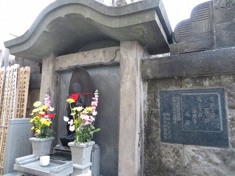 新吉原遊郭では劣悪な環境下で若くして亡くなった遊女も多く、近くの浄閑寺に投げ込み同然で葬られたという。寺には、遊女たちを慰霊する「新吉原総霊塔」がある=東京都荒川区で2021年3月、牧野宏美撮影