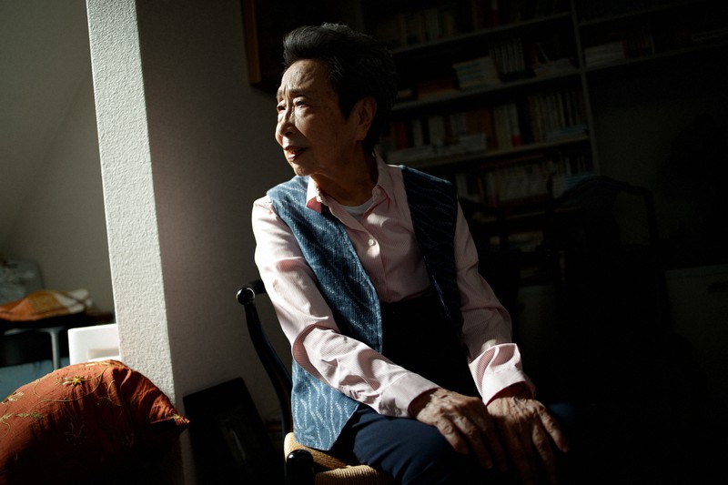 書斎の天窓から陽光が注ぐ。澤地久枝さんは「死がいつ訪れても怖くない」と話す=東京都内で2021年9月、吉田航太撮影