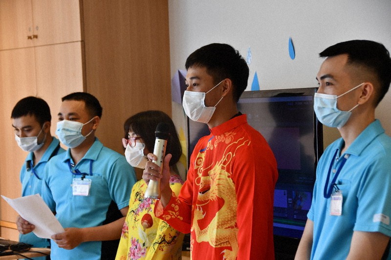 ベトナムの民族服「アオザイ」を着て自己紹介する技能実習生ら=舞鶴市大波下の「エスペラル東舞鶴」で、塩田敏夫撮影