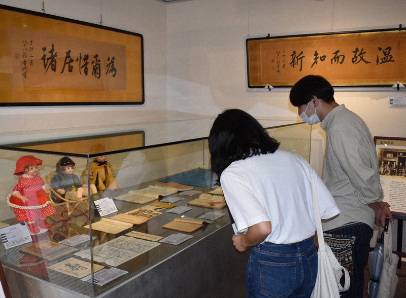 「青い目の人形」(左)や、渋沢栄一揮毫の額などが展示された会場=埼玉・本庄早稲田の杜ミュージアム早稲田大学展示室で2021年9月11日、中山信撮影