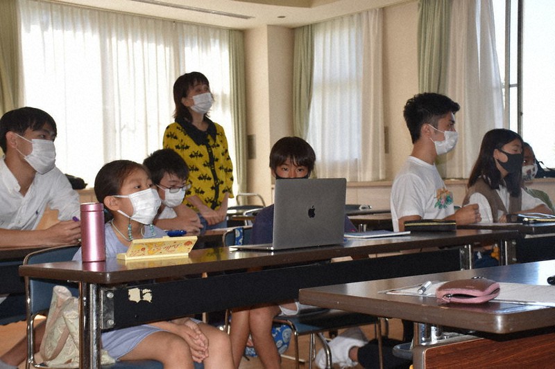 講座に参加した小中生ら=横浜市都筑区の中川西地区センターで2021年10月3日、洪玟香撮影