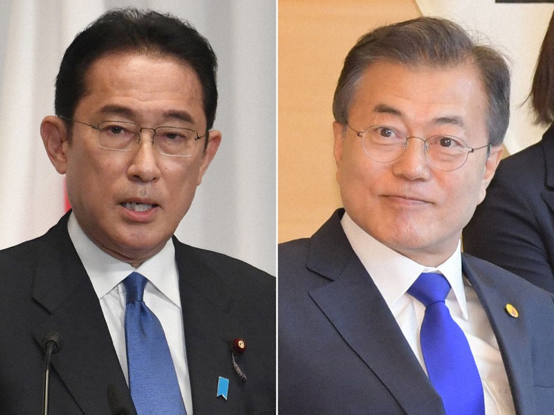 岸田文雄首相(左)と韓国の文在寅大統領