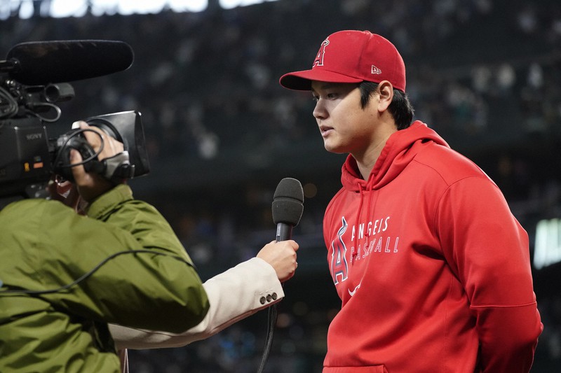 マリナーズ戦を終えて、インタビューに答えるエンゼルスの大谷翔平（右）＝米シアトルで2021年10月3日、AP