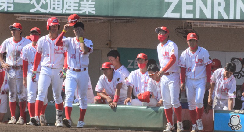 【西部ガス-JR九州】敗戦が決まり、肩を落として整列に向かうJR九州の選手たち=福岡・北九州市民球場で2021年10月4日午後1時44分、宮城裕也撮影