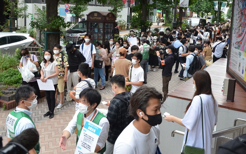 東京都が若者向けに開設する新型コロナウイルスワクチン接種会場前で、抽選券を求めて並ぶ人たち=東京都渋谷区で2021年8月29日、井口慎太郎撮影