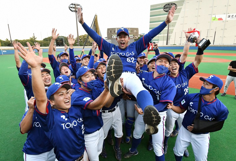 【NTT東日本-東京ガス】本大会出場を決め、山口太輔監督(中央)を胴上げして喜ぶ東京ガスの選手たち=大田スタジアムで2021年10月4日、北山夏帆撮影