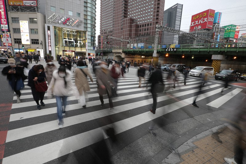人混みの中、マスクを着けて行き交う大勢の人たち=東京都新宿区で2020年3月30日、喜屋武真之介撮影