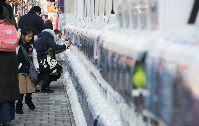 整然と並ぶカプセル自動販売機。お目当ての物が出るか、思いをはせながらハンドルを回す=東京・秋葉原で2019年2月20日午前10時26分、玉城達郎撮影