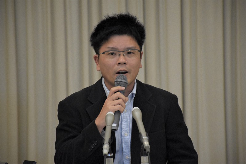 真鍋さんの功績を語る名古屋大大学院環境学研究科の須藤健悟教授=名古屋市千種区の名古屋大豊田講堂で2021年10月5日午後7時42分、酒井志帆撮影