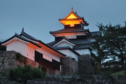 9月21日の「世界アルツハイマーデー」に合わせライトアップする福島県白河市・小峰城跡の三重櫓（やぐら）＝2021年9月17日、熊田明裕撮影