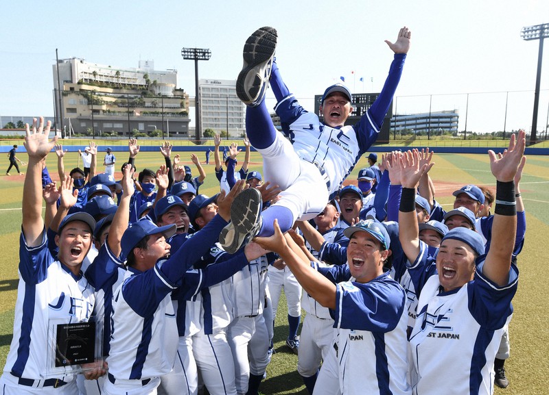 【JFE東日本-テイ・エステック】テイ・エステックに勝利して本大会出場を決め、選手に胴上げされる落合成紀監督(中央)=千葉・浦安市運動公園野球場で2021年10月5日、竹内紀臣撮影