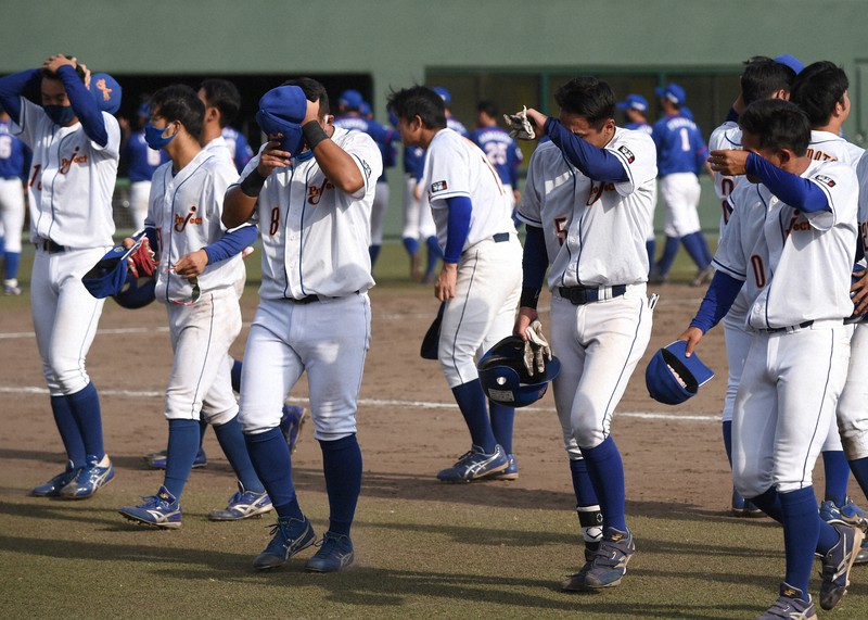 【ジェイプロジェクト-日本製鉄東海REX】本大会出場を逃し、悔しがるジェイプロジェクト選手たち=愛知県岡崎市の岡崎市民球場で2021年10月5日、兵藤公治撮影