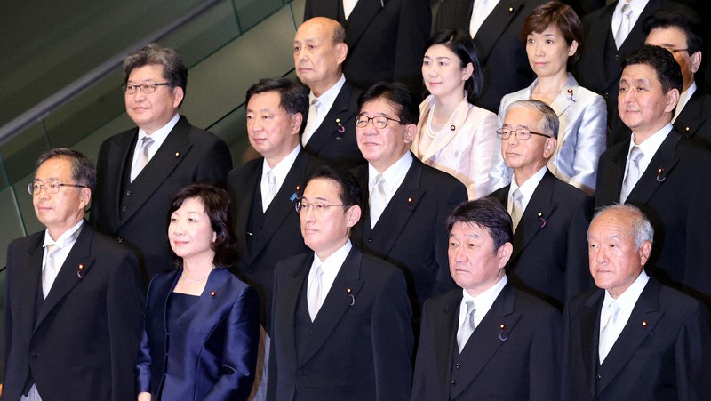 岸田内閣が発足し、初閣議後の記念撮影に臨む岸田首相(中央)ら新閣僚たち=首相官邸で2021年10月4日、幾島健太郎撮影