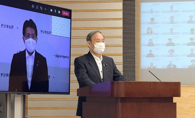 デジタル庁発足式であいさつする菅義偉前首相。左画面は平井卓也前デジタル相=首相官邸で2021年9月1日、竹内幹撮影