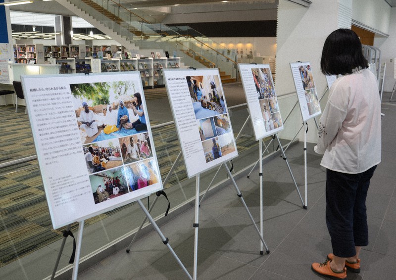 アグネス・チャンさんがニジェールを訪問した時の写真を紹介した「ユニセフ写真展」の会場=奈良市の県立図書情報館で、堀川剛護撮影