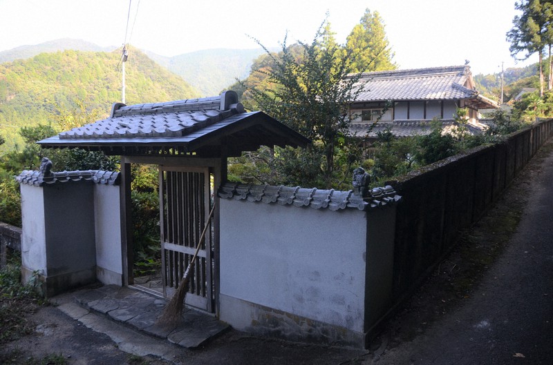 真鍋淑郎さんの生家。現在は所有企業が保養所として利用し、庭や家屋の手入れをしている=愛媛県四国中央市新宮町で2021年10月6日午前9時32分、山中宏之撮影