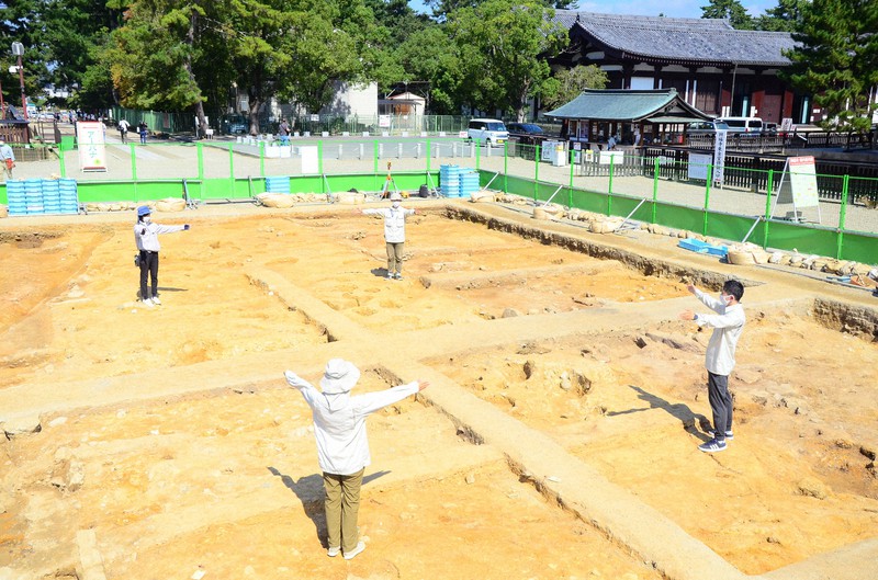 門の遺構が確認された発掘現場=奈良市の興福寺で2021年10月6日午前11時58分、加藤佑輔撮影