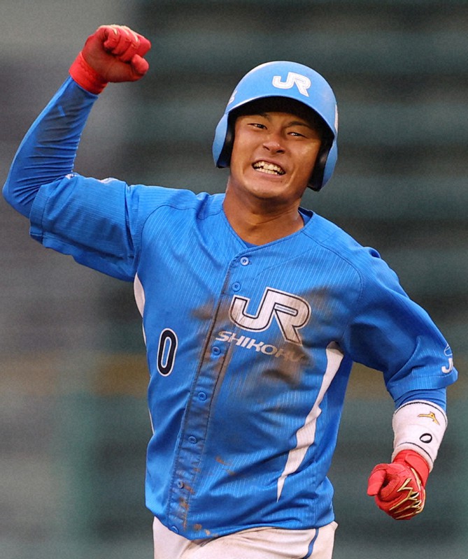 今年の日本選手権1回戦の三菱重工West戦でサヨナラ本塁打を放ったJR四国の水野=ほっともっとフィールド神戸で2021年7月3日、猪飼健史撮影