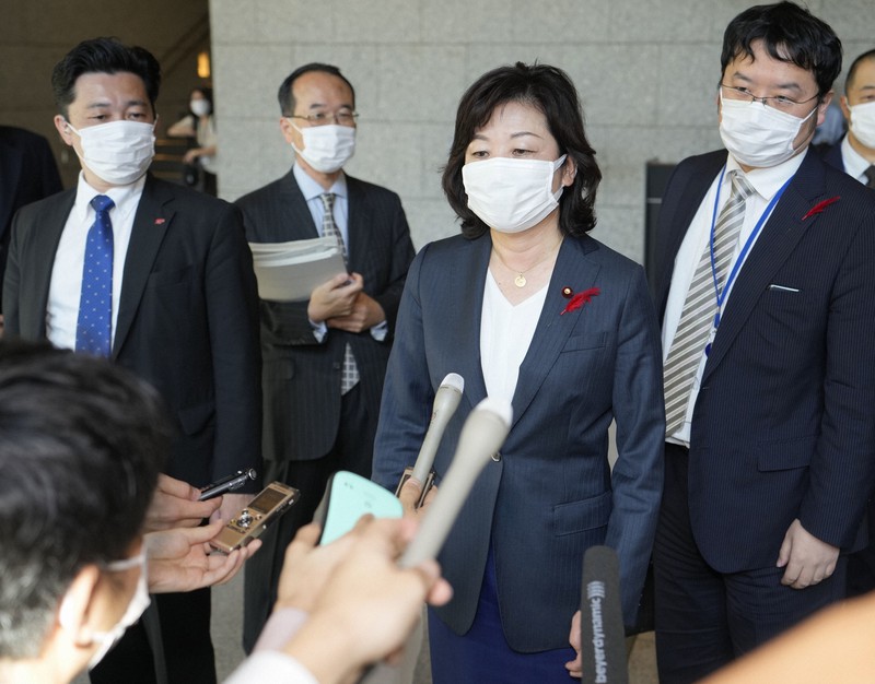 取材に応じる野田聖子少子化兼地方創生相=東京・永田町で2021年10月5日(代表撮影)
