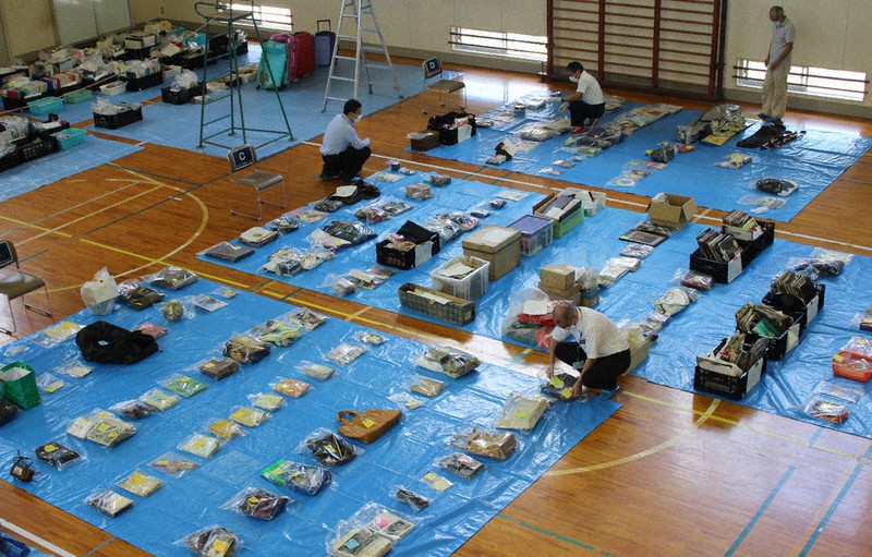 旧網代小体育館に並べられた伊豆山土石流災害の“思い出の品”=静岡県熱海市網代で2021年10月5日、梁川淑広撮影