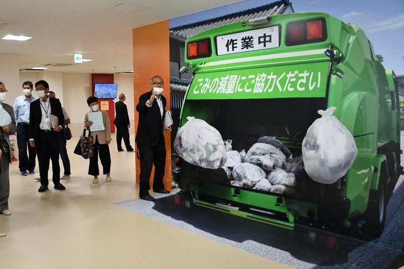 見学コースにある、パッカー車が立体的に見えるトリックアート=滋賀県守山市環境学習都市宣言記念公園のもりやまエコパーク環境センターで、礒野健一撮影