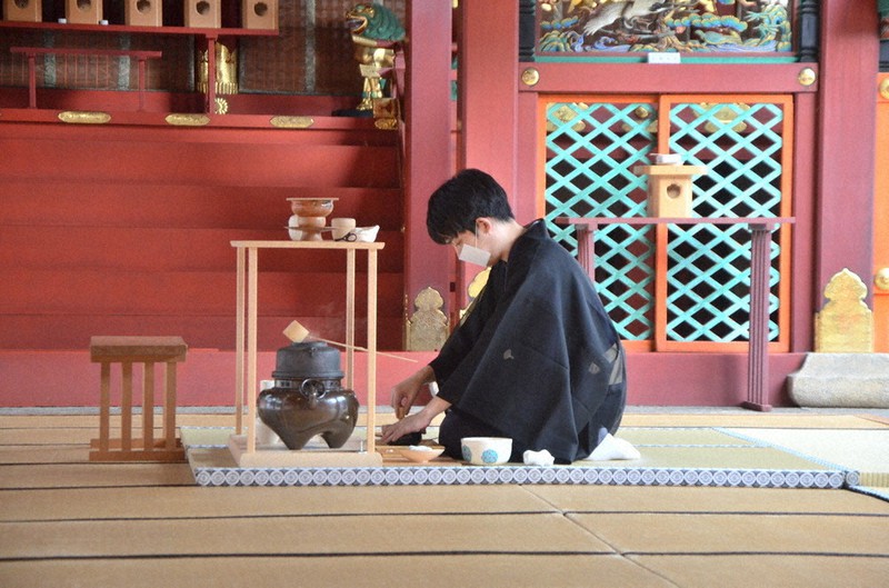 神前でお点前を披露する裏千家の千宗史・若宗匠=京都府八幡市の石清水八幡宮で、鈴木健太郎撮影