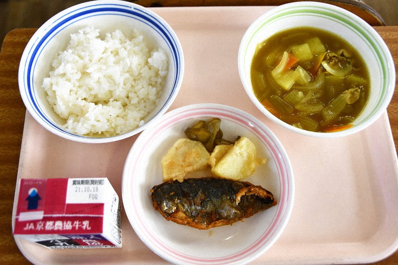 引揚者に提供された食事を再現した「舞鶴引き揚げ給食」=京都府舞鶴市小倉の市立志楽小で2021年10月6日午後0時半、塩田敏夫撮影