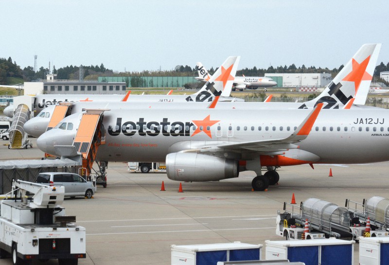 駐機場に並ぶジェットスター・ジャパンの機体=成田空港で2020年4月9日午後3時25分、中村宰和撮影