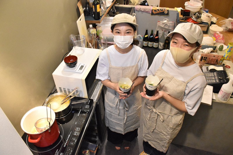 規格外野菜を使ったみそ汁の販売を企画した前田さん(右)と谷口さん=熊本市中央区で2021年10月5日午後0時52分、中村園子撮影